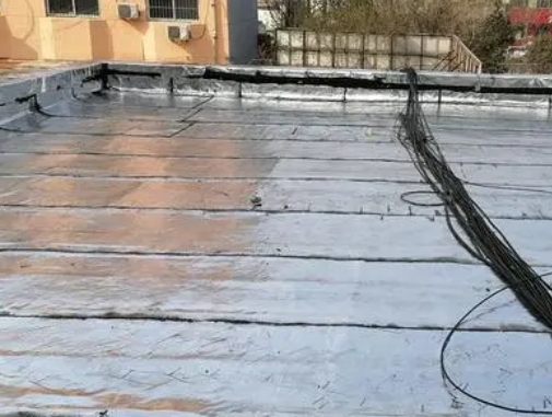 高新区卫生间漏水维修公司分享下高新区屋面楼顶防水刚性防水层施工要点。